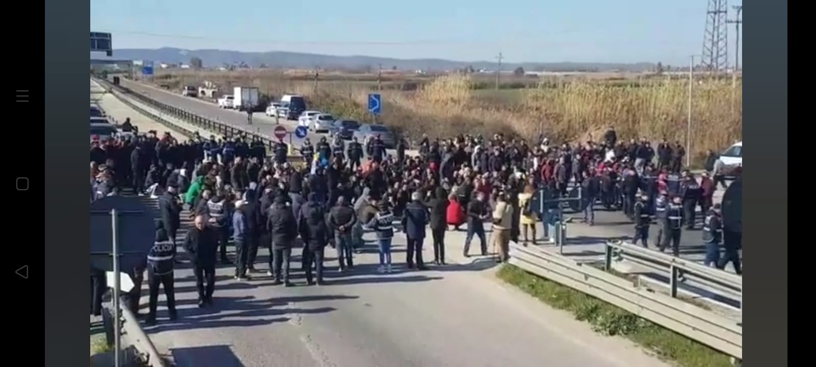 Fermerët e Myzeqesë në protestë, bllokojnë autostradën Lushnjë Fier