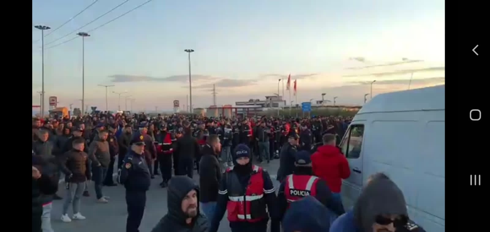 Protesta në të gjithë vendin kundër qeverisë, bllokohen akset kryesore, autostradat Tiranë Durrës, Rruga e Kombit, Rruga e Arbrit, policia përleshje në Lushnjë e Tepelenë