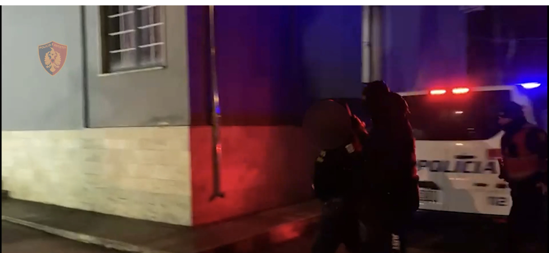 VIDEO/ Del momenti i arrestimit të të riut që la pa jetë 2 gra në Devoll