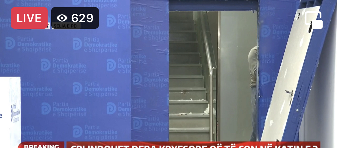 Nis çmontimi i dyerve të blinduara bë PD, punëtorë dhe saldatriçe në portat e selisë