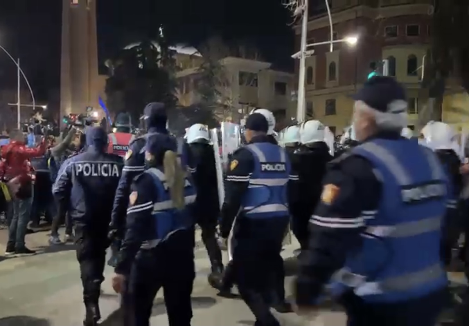 Tension në Tiranë, ndërhyjnë forcat speciale për të shpërndarë protestuesit, tension edhe në Shkodër