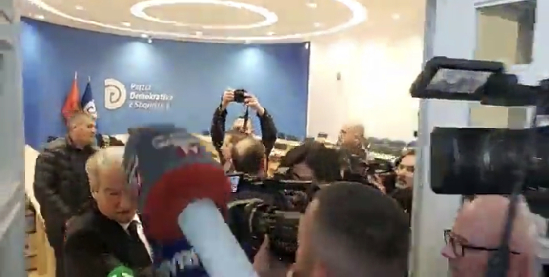 Berisha shkon në selinë e PD bashkë me anëtarë të Komisionit të Rithemelimit, pritet konferencë për mediat