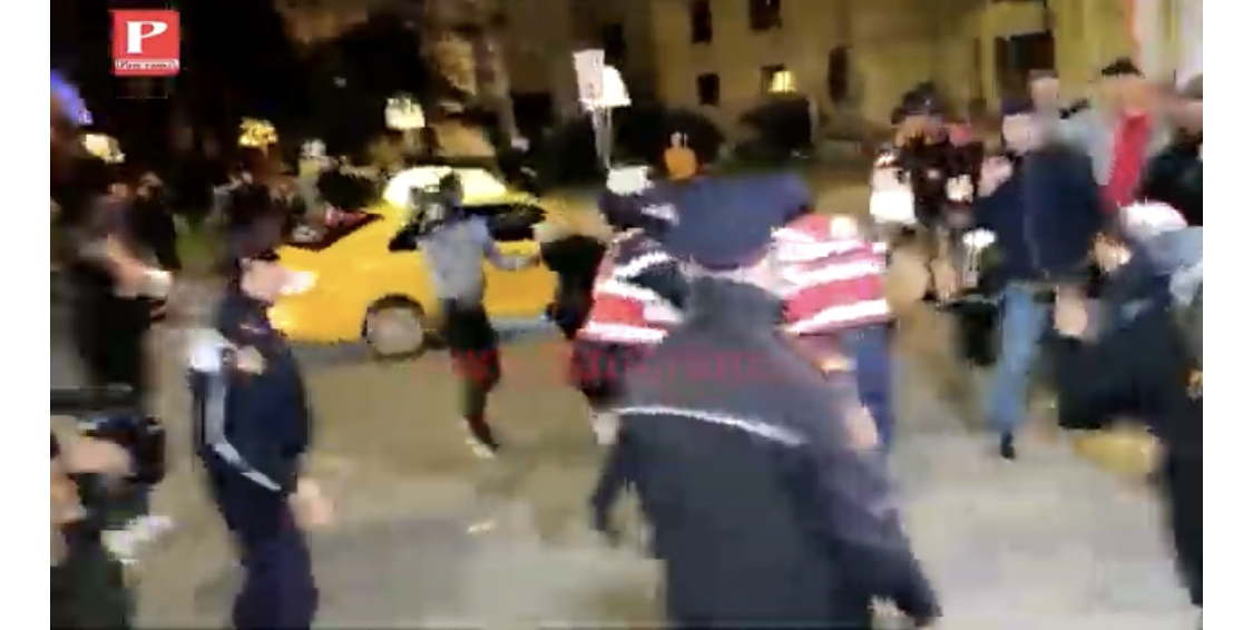 Policia përdor forcën në Tiranë, policë meshkuj arestojne me dhunë dy vajza, brutalitet dhe akt antiligjor