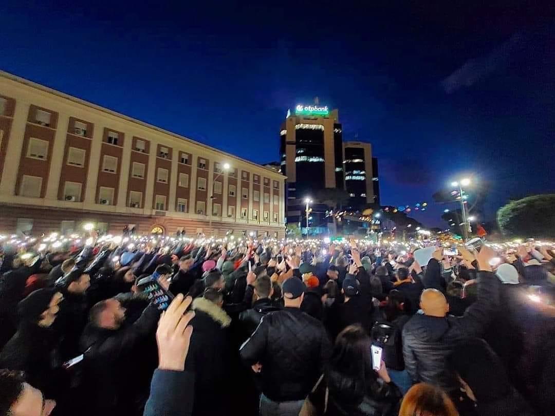 Zgjerohet protesta në Tiranë, bllokohen akset kryesore, një pjesë niset drejt Zogut të Zi