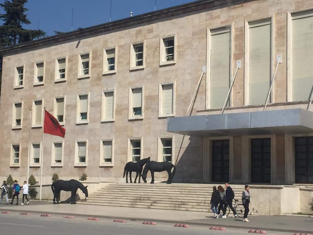 Rama, instalacion me kuaj të zi te dera e Kryeministrisë