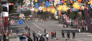 Shtohen forcat e policisë rreth kryeministrisë, shtyllat lyhen me graso, autobotët në pritje