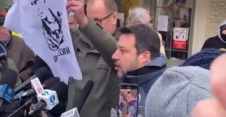 Mateo Salvini, i nxjerrin bluzën me foton e Putinit, refuzohet në kufirin Poloni Ukrainë