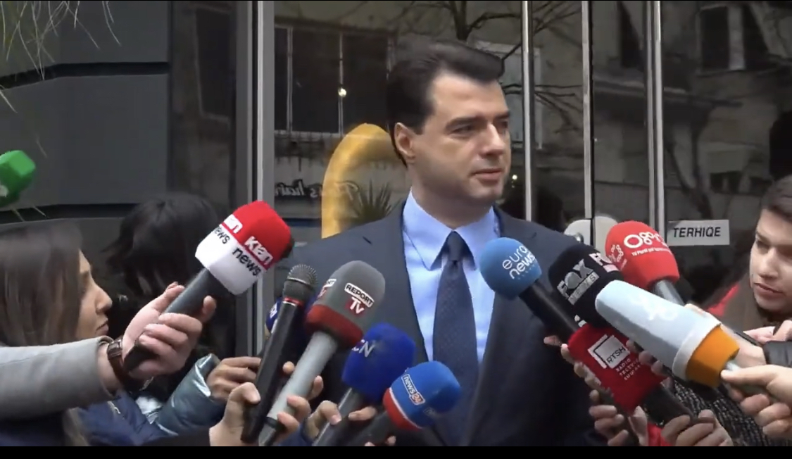 Biseda e plotë e Bashës me gazetarët. “Pse insistoni të rrini pas 6 humbjeve?”