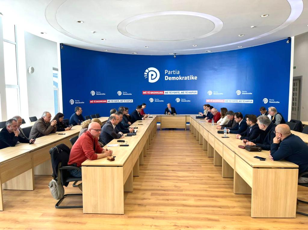 FOTO/ Ja si vendosin gjoba patronazhistët e policisë bashkiake, mbi lejen e parkimit vendosin ndëshkimin