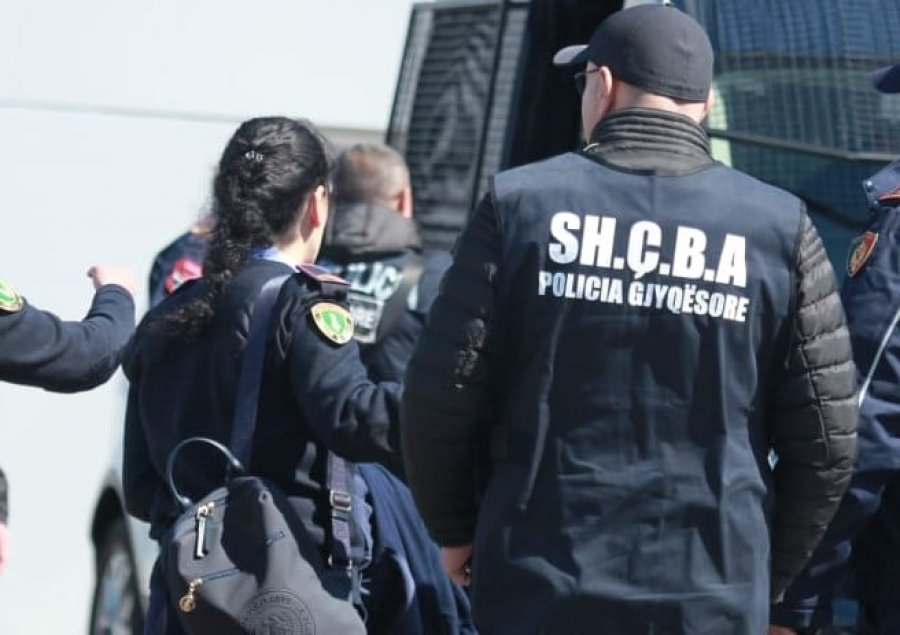 Policët e Morinës, si u kapën duke numëruar paratë në zyrë, AMP jep detajet dhe akuzat për cdo emër
