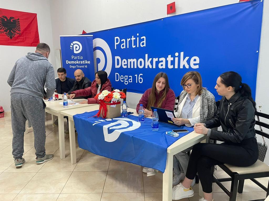 FOTOGALERI/ Si po votohet sot në 8 degë të PD