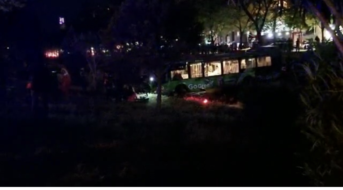 VIDEO/ Autobusi i unazës bie në Lanë në Tiranë