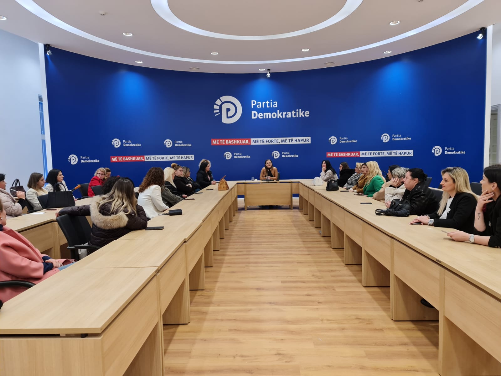 Vokshi, takim me gratë e Tiranës, Durrësit dhe Elbasanit: Mesazhi i 6 marsit ishte bashkimi