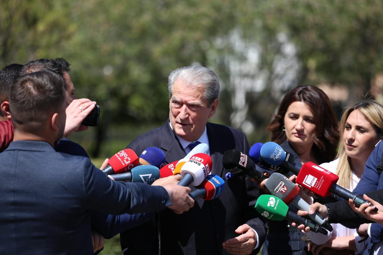 Berisha i ben pyetje Bashës: Pse u ktheve nga udhëtimi për në SHBA ku ishe nisur bashkë me Gjekmarkaj