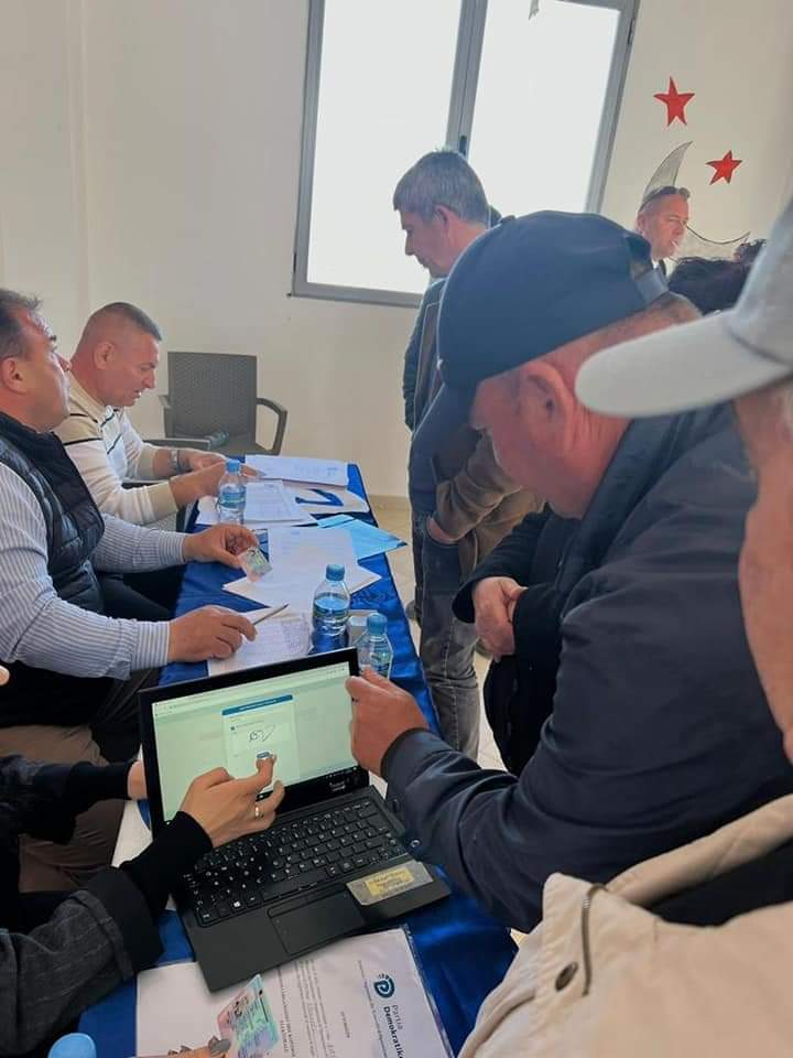 Numërohen votat për kryetarin e PD në Roskovec, shpallet fituesi