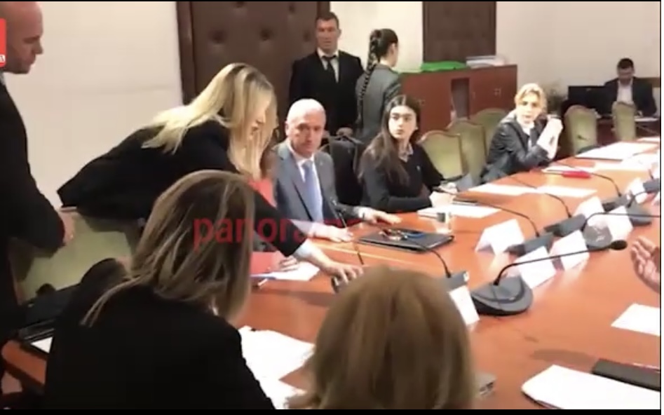 Ina Zhupa i merr mikrofonin ministres Margariti: Butrinti po jepet me koncesion, marrëveshja e fshehtë, siç dha Teatrin po jep Butrintin