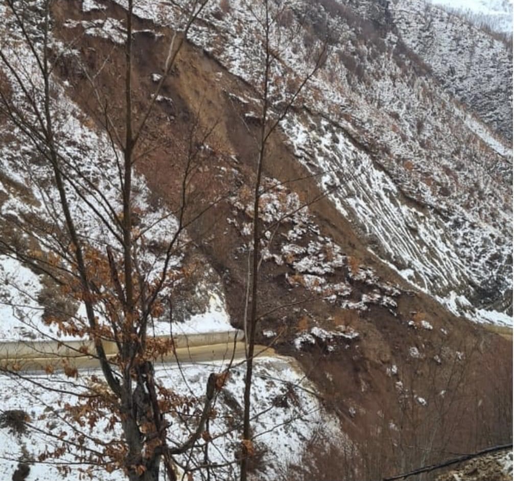 FOTOLAJM/ Rruga e Arbrit mbetet e bllokuar për shumë kohë, rrëshqitja dramatike