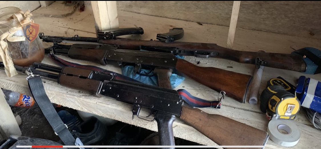 Kapen armë dhe dinamit në një fshat të Dibrës, babë e bir në pranga