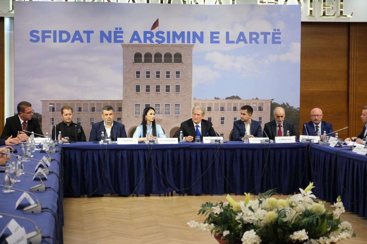 Berisha, takim me pedagogët: Ligji i Arsimit të Lartë kufizon studentët ndërsa është edhe ligj korruptiv