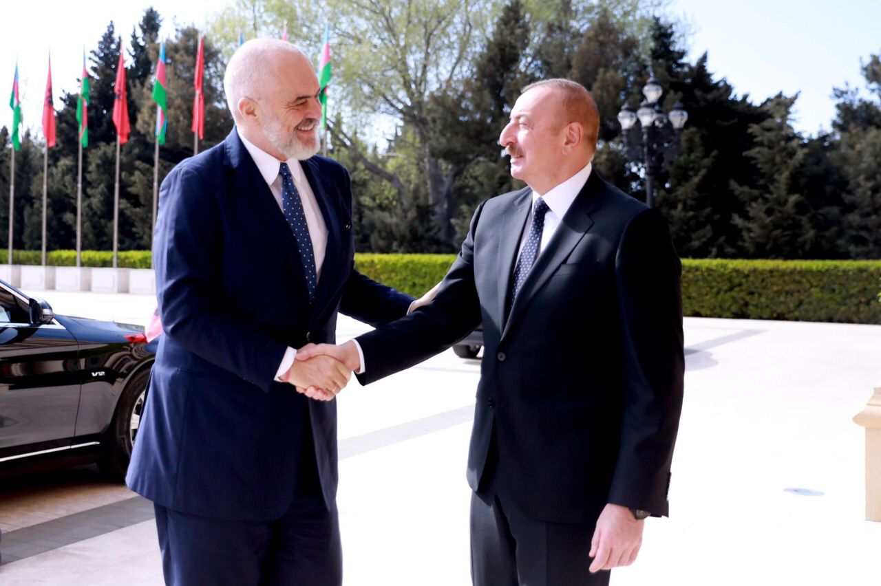 Rama në Baku gjatë takimit me Aliyev: “…shkon Muhamedi tek mali”
