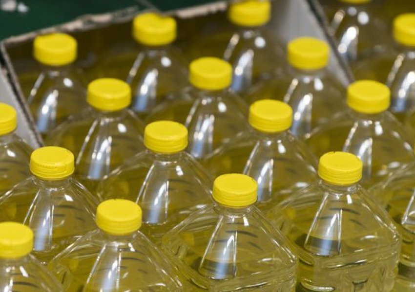 Frikë nga mungesa e vajit ne treg, çmimi shkon në 400 lekë për litër