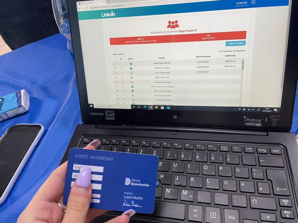 FOTOGALERI/ Si po votohet sot në 8 degë të PD