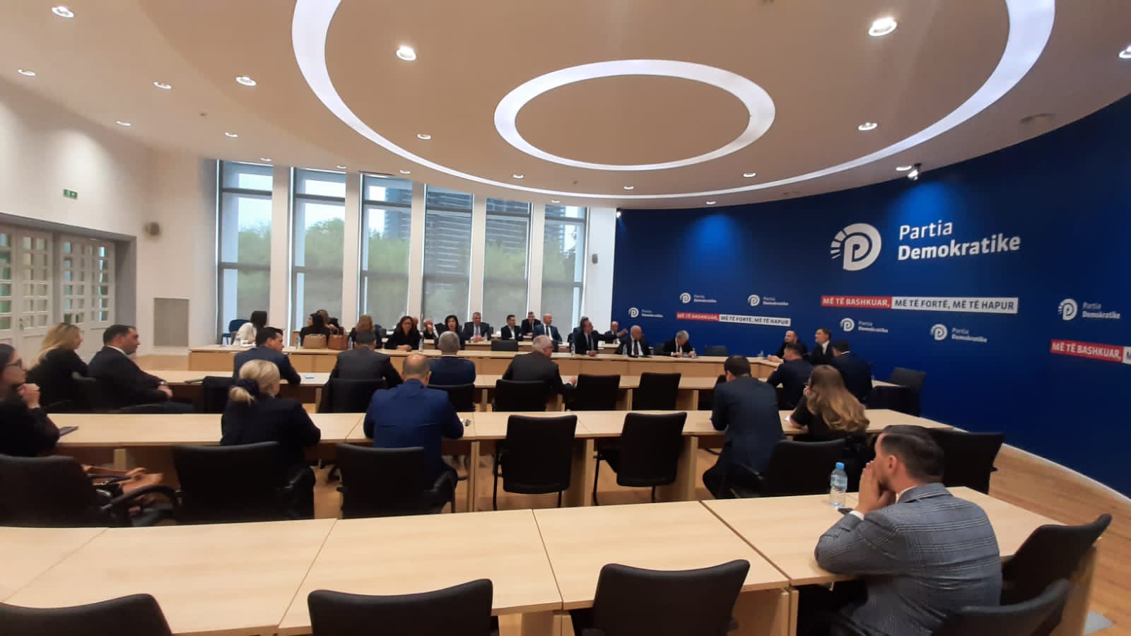 Debate Berisha-Alibeaj në grupin parlamentar të PD. Berisha jep detaje nga replikat