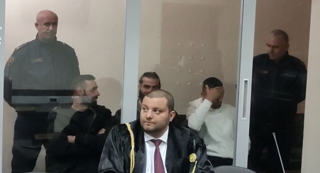 ‘50 dollarë’, bien në pranga 3 të rinjtë që hodhën dollarë të falsifikuar në treg