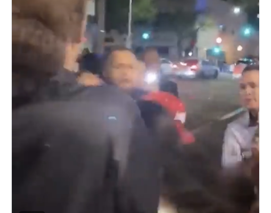 VIDEO/ Ngjarje e rëndë, krisma armësh mes njerëzve në një sherr masiv, dyshime për disa të vrarë