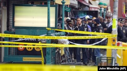 DETAJET/ Shpërthimi dhe breshëritë e arnës që tronditën sot New York- un. Të plagosur nga arma dhe nga turma në metro