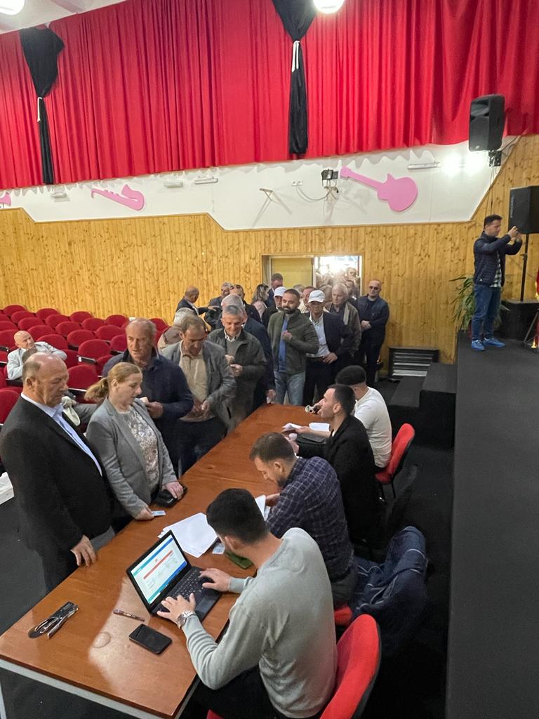 EMRI/ Përfundon votimi, shpallet fituesi në degën e PD në Peqin