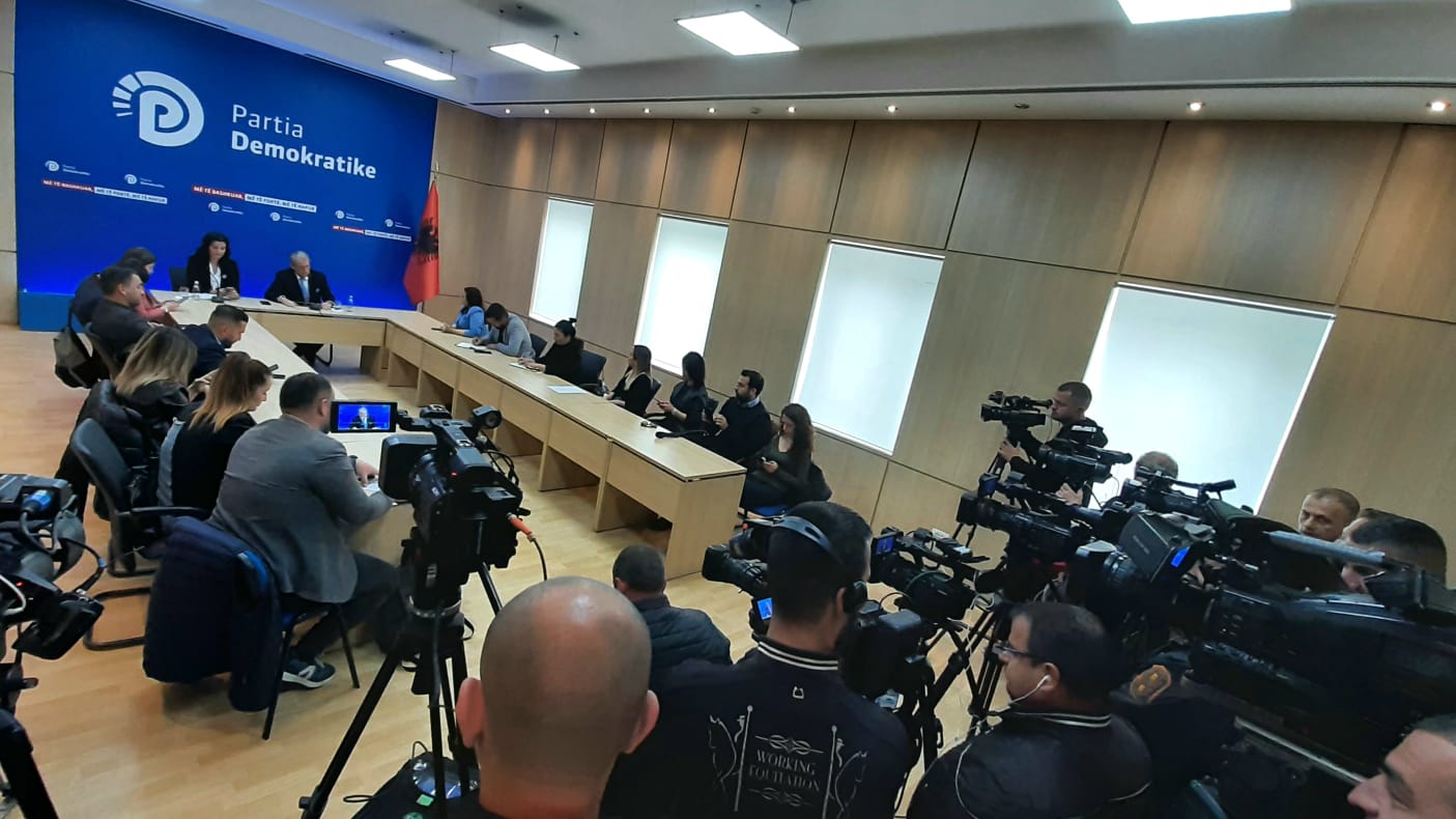 Berisha denoncon rritjen e cmimeve me 300%. Gjen emrin e Presidentit që propozuan deputetët e PS në zarfe, është Vali B.