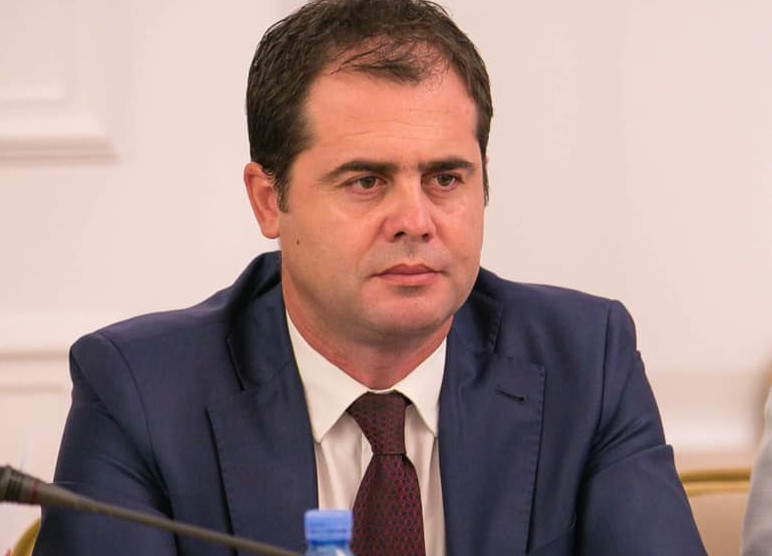 Bylykbashi braktis mbledhjen e grupit, nuk njeh Alibeajn. Alizoti kërkon votëbesim