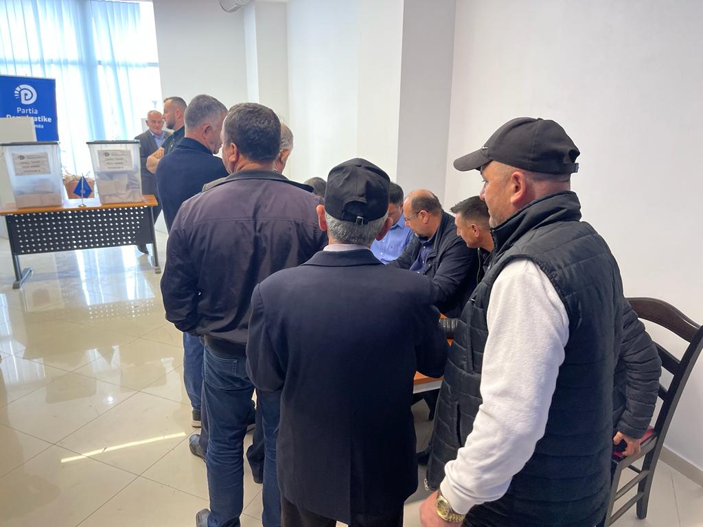FOTOGALERI/ Pjesëmarrje e lartë në votimet për kreun e PD në 18 degë