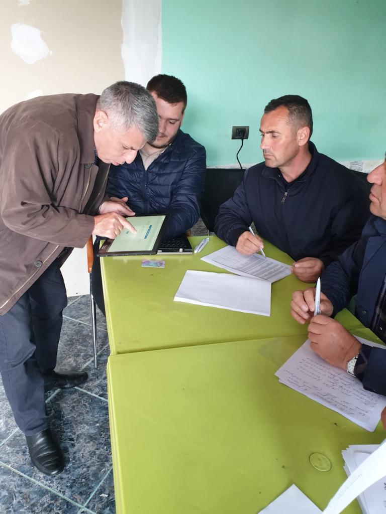 FOTOGALERI/ Si po votohet sot në 8 degë të PD