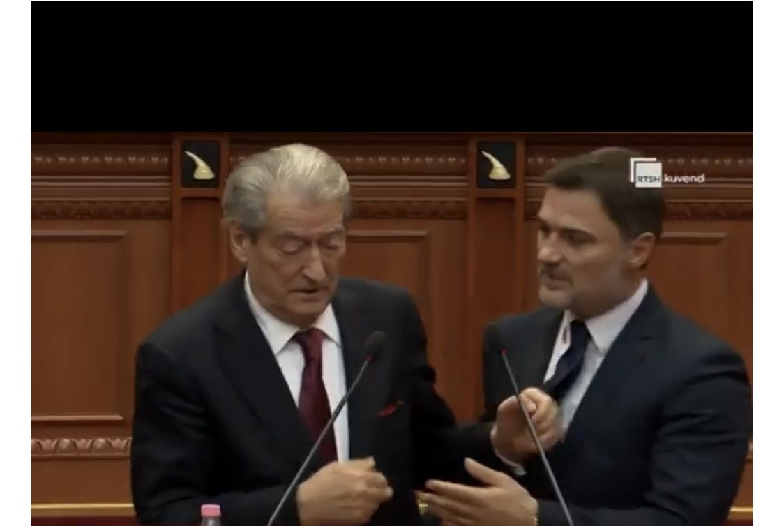 Berisha shtyn Alibeajn nga foltorja, incidenti ndërpret seancën. Alibeaj flet nga vendi. Berisha komenton sjelljen: Ishte një keqkuptim