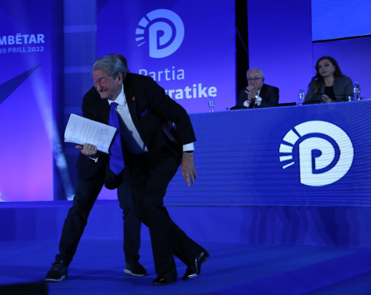 Pengimi i Berishës në Kuvend, si u pengua edhe Grida Duma në të njëjtin vend. Edhe Biden në shkallët e avionit