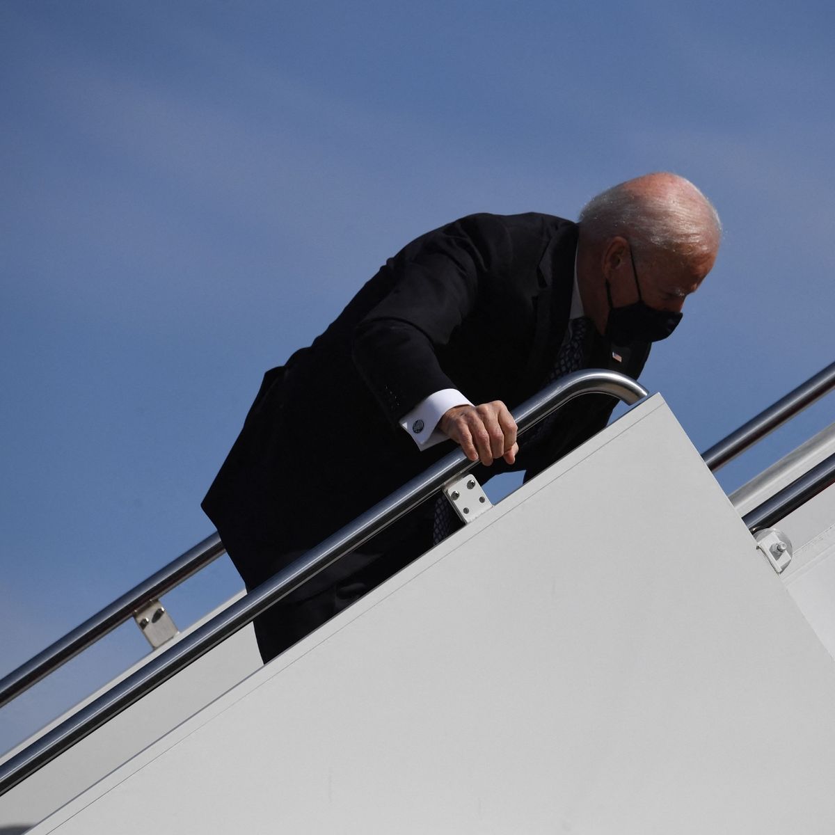 Pengimi i Berishës në Kuvend, si u pengua edhe Grida Duma në të njëjtin vend. Edhe Biden në shkallët e avionit