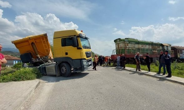 MAMURRAS/ Treni niset pas dy vitesh por pak caste më pas godet trailerin