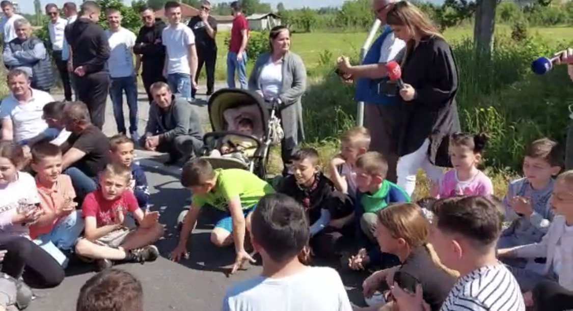 Rinas, banorët e ‘ngujuar’ dalin në protestën e rrugës në ditën e katërt, edhe fëmijë në karroca në bllokimin e rrugës