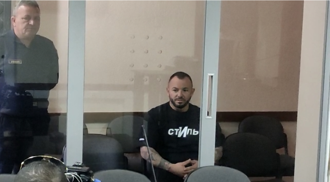 Ajas Sylejmani para gjykatës, mbetet në qeli pasi plagosi një familje me makinë