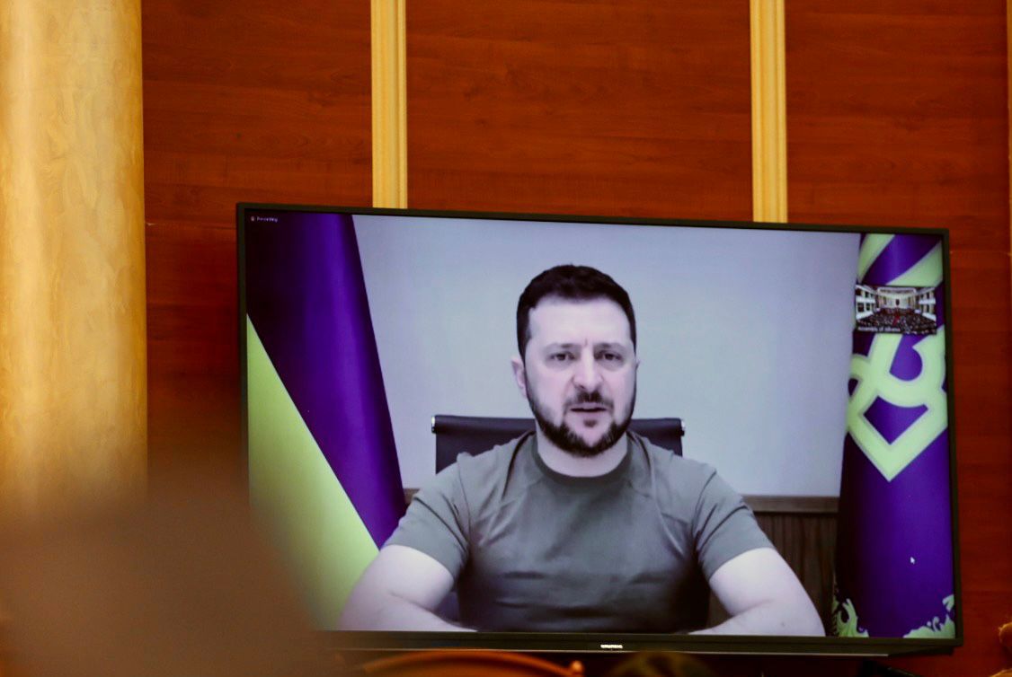 Zelenski i drejtohet parlamentit shqiptar: Kufizoni turistët rusë, mbyllni portet për anijet e Putinit