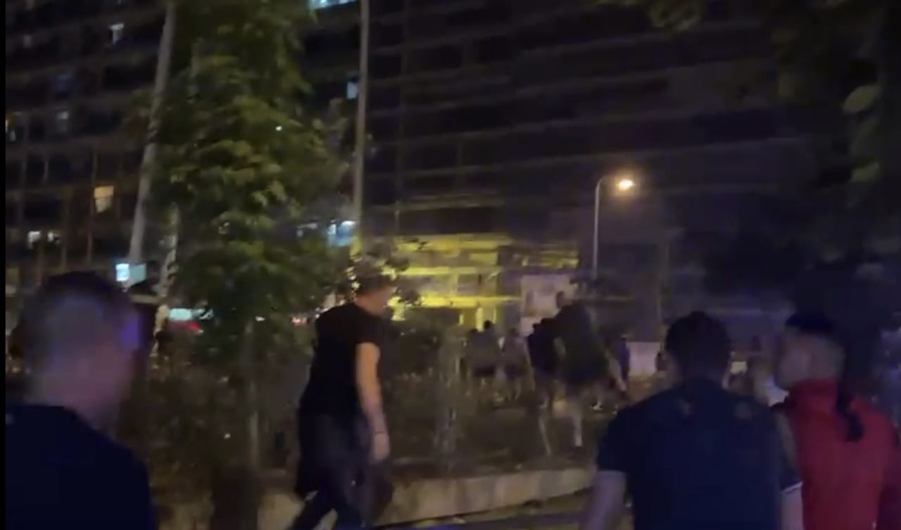 Përplasje e fortë e policisë me tifozët holandezë, një polic i plagosur