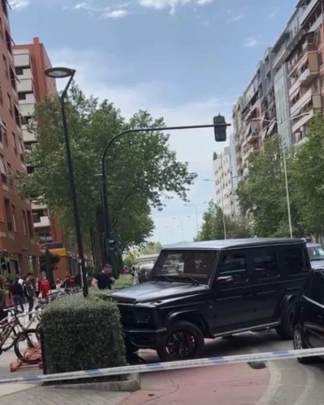 Foto nga aksidenti në Tiranë, si i la në rrugë të aksidentuarit drejtuesi i veturës luksoze