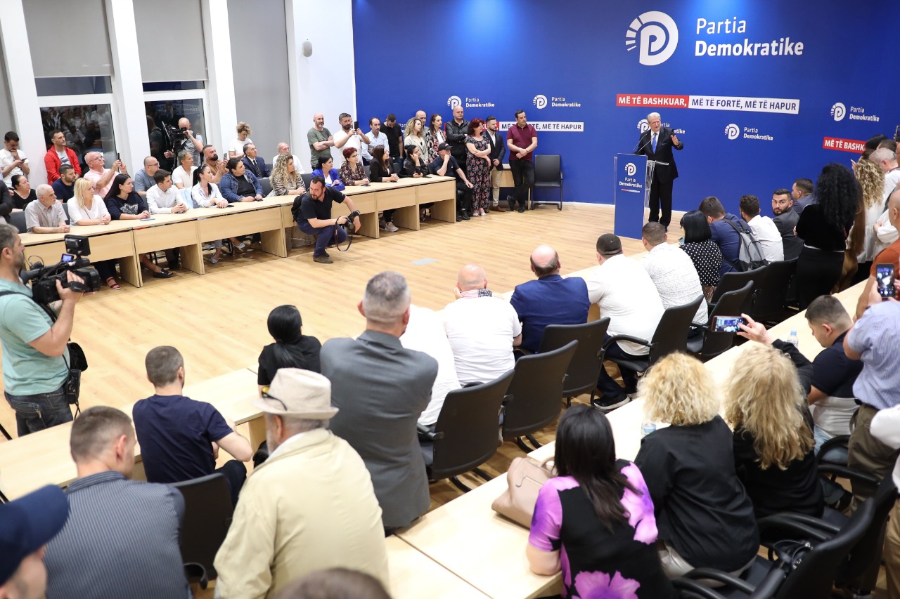 FOTOGALERI/ Momentet e mbërritjes së Berishës në selinë e PD fill pas shpalljes së rezultateve