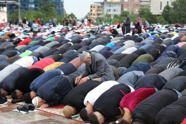 Falet namazi në Sheshin Skënderbej, mijëra besimtarë i luten Zotit