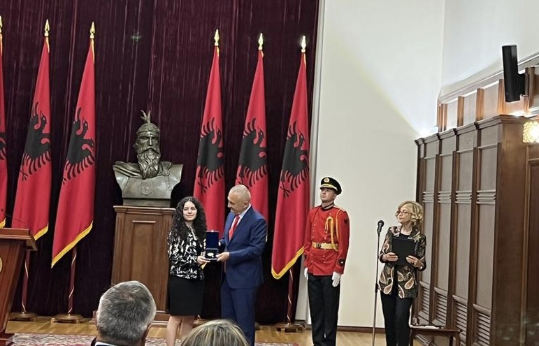 Presidenti Meta dekoron gazetarin dhe mjeshtrin e komunikimit Agim Nezaj, e bija merr titullin e lartë