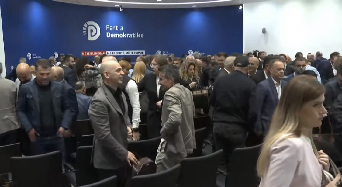 Mblidhet Këshilli Kombëtar i PD, rezolutë për zgjedhjen e Presidentit, caktohet komisioni i Rithemelimit për të bërë vendimarrjen