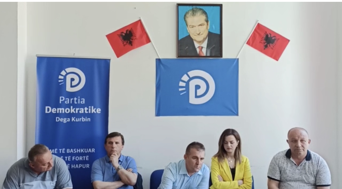 Ibsen Elezi, takim në Laç, mban fjalimin me sfond foton e Berishës