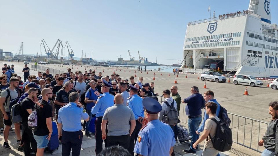 FOTOGALERI/ Rritet fluksi i hyrjeve të tifozëve nga Rinasi dhe Durrësi